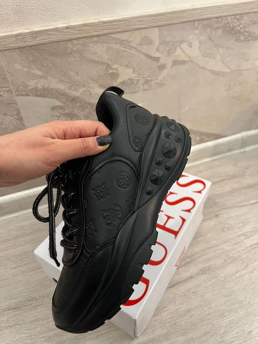 Оригинални сникърси Guess