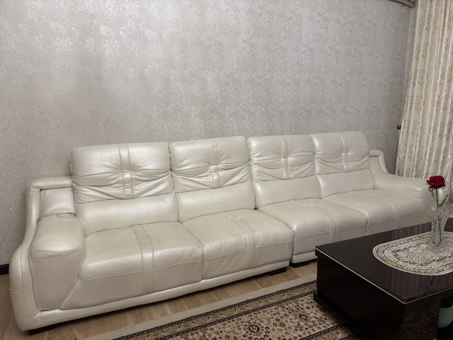 Белый диван мебель большой телевизор