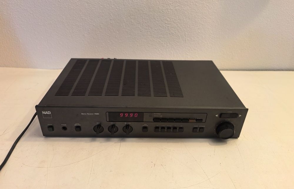 Amplificator NAD 7020i statie