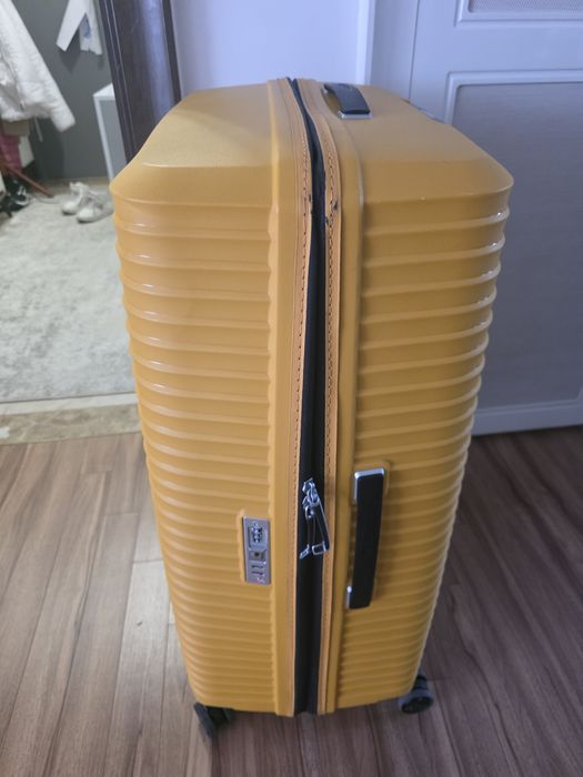 Продам отличный чемодан фирмы Samsonite. Очень вместительный.