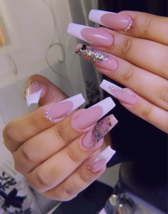 Stilist protezist . Aplic unghii cu gel