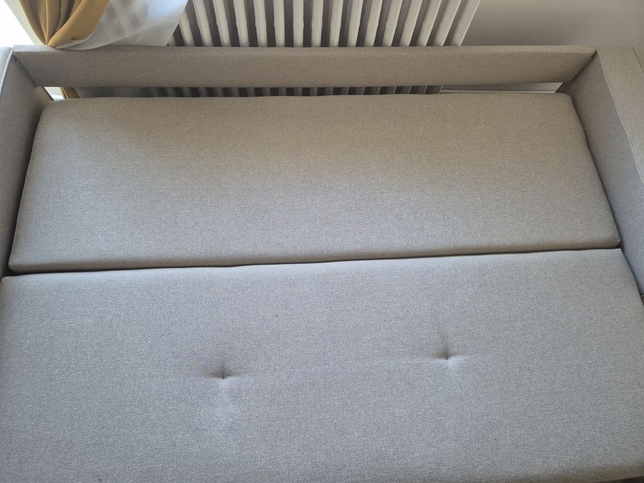Canapea extensibilă 3 locuri, stofă crem/bej + 5 perne incluse/ Stare foarte bună