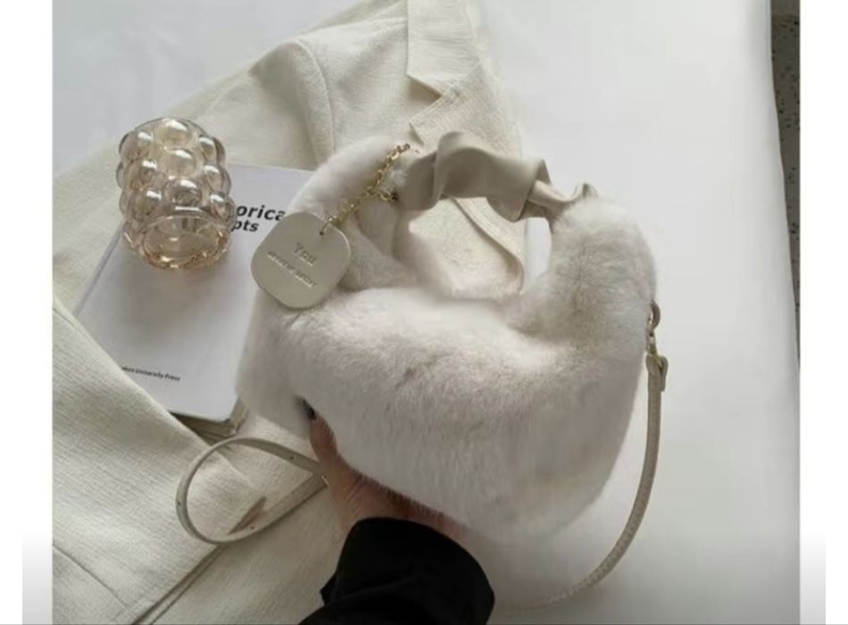 Продам меховую сумку новую