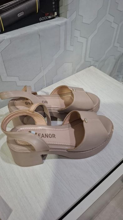 Продам босоножки