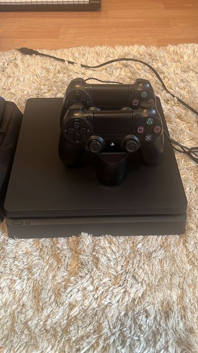 Продам PS 4 Slim в отличном рабочем состоянии