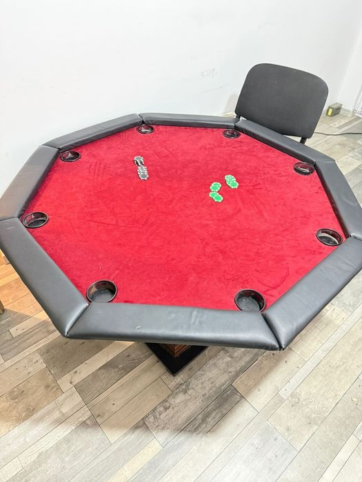 Vand masa de poker făcută manual.
