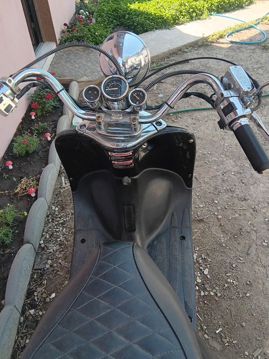 Vând scuter pe benzina
