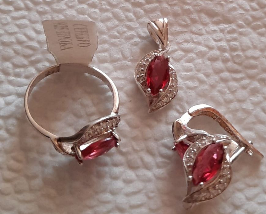 Продам 3 Новых серебряных набора с рубином, фианитом, 50000 тг.