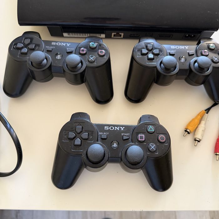 PlayStation 3 Super Slim + 2 контролера + 11 игри