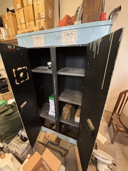 Большой сейф на ключе