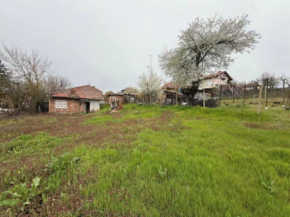 Продавам имот със сграда,гараж и парцел в с.Червена вода област Русе