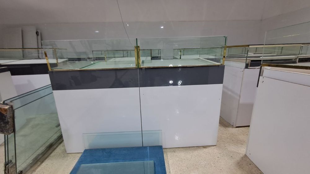 Tilla buyumlari sotish uchun vetrina sotiladi