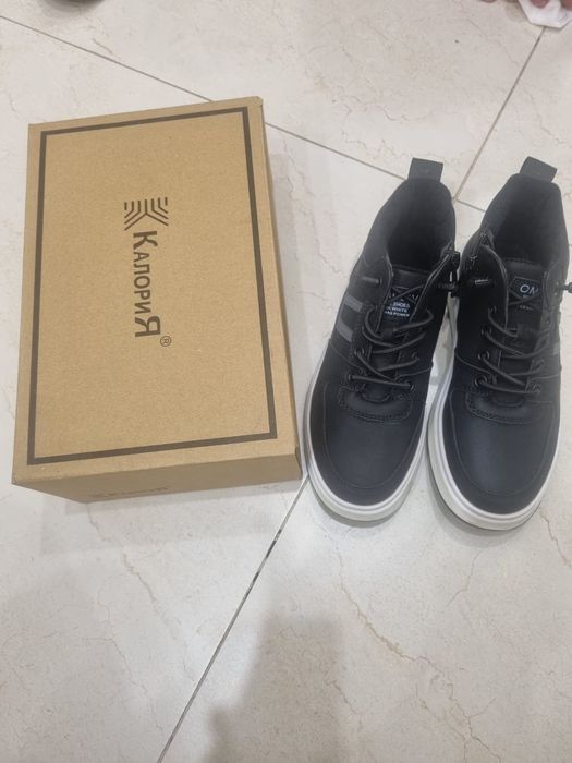 Продам кроссовки и боты