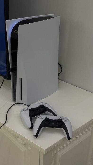 Playstation 5 с двумя геймпадами