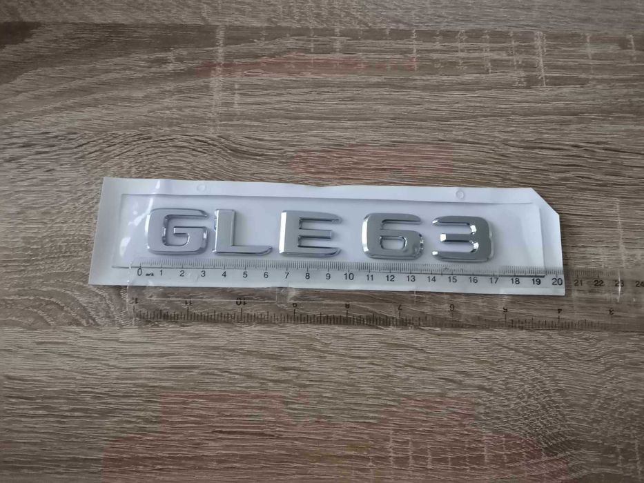 сребрист надпис Mercedes Benz GLE 63