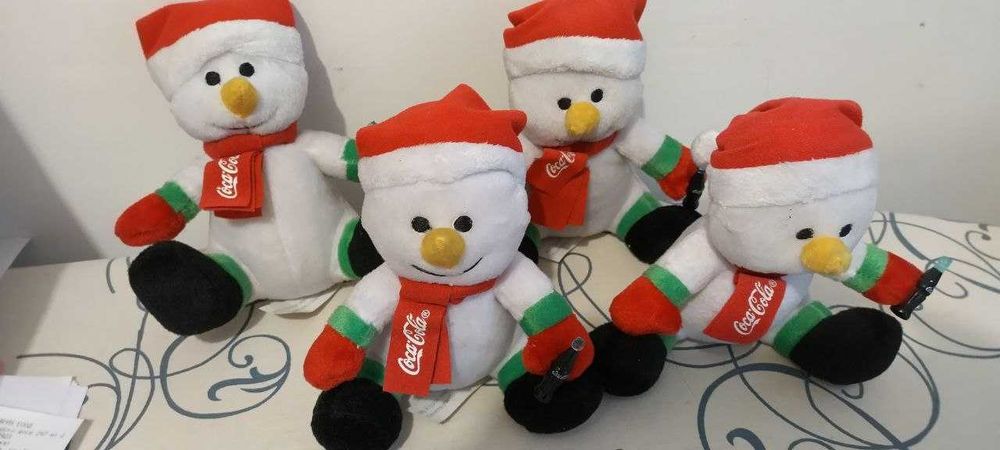 Продавам 3 броя плюшени снежни човечета Кока-Кола