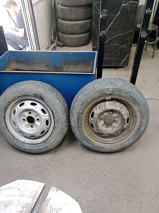 2 диска с резиной на запаску