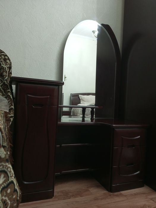 Продам столик туалетный