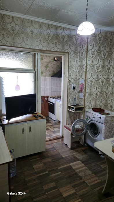Продам квартиру На Сергели-4 3/4/5 Чистенькая не торец(68 000& старт)