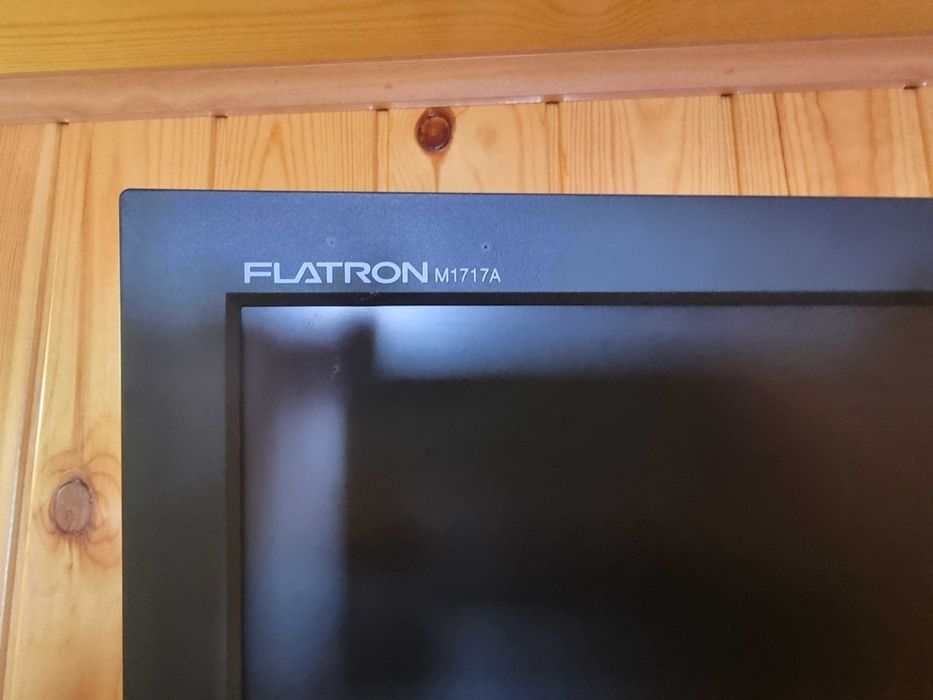 Монитор LG с TV-тюнером с кронштейном на стену