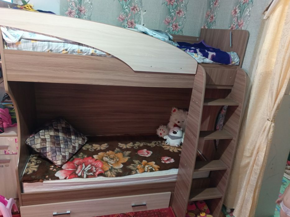 Продам двухъярусную кровать без матрасов