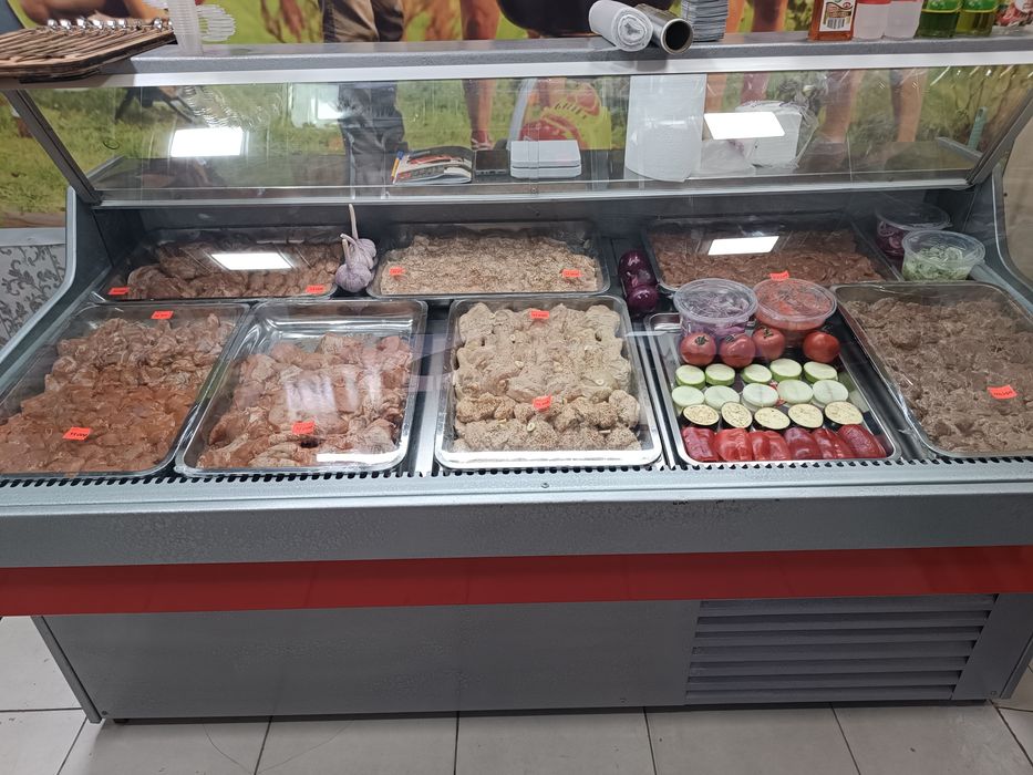 Витринный холодильник для колбасных и мясных продуктов