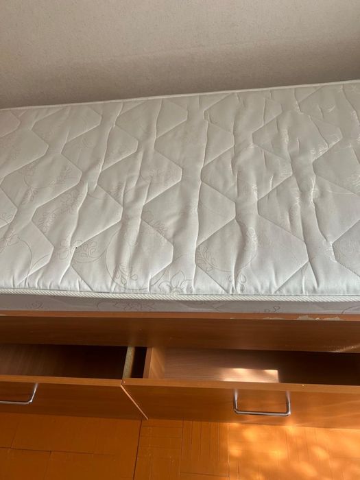 Кровать с матрасом