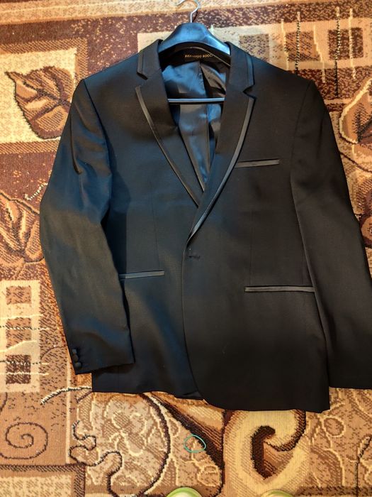 Vând 2 costume de bărbați