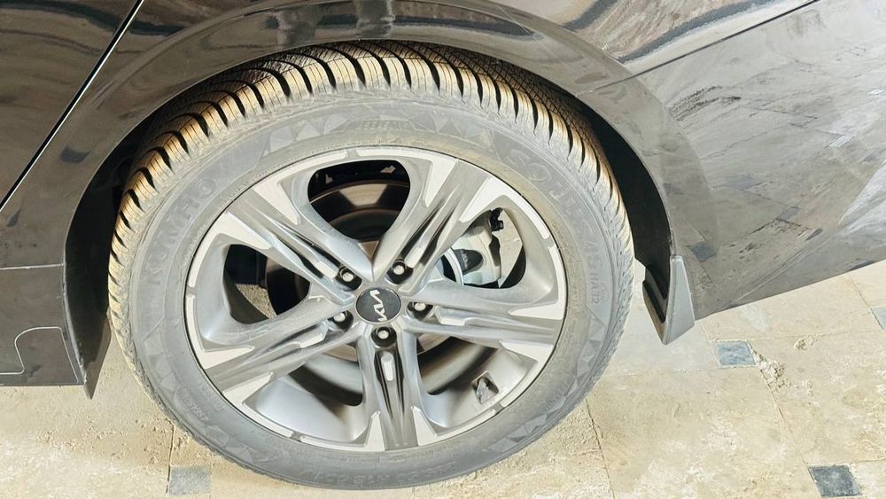 2022 yil Kia K5 GT line 
16.000 ming yurigan
Benzinda 
4 ta kumxo balo