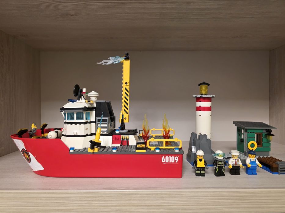 LEGO CITY 60109 - Șalupa de stins incendii