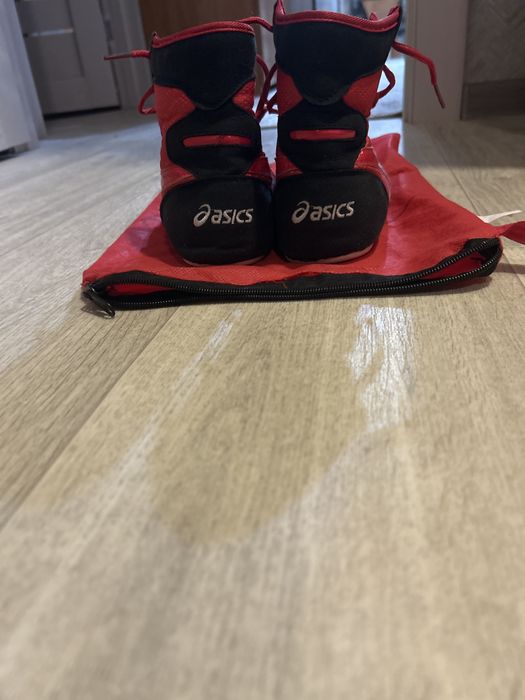 Борцовки asics красного цвета