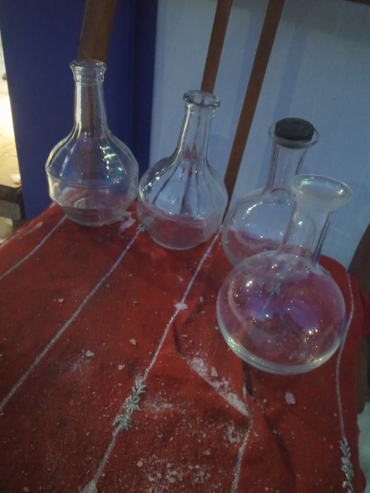 Графин колбы стаканы тарелки посуда