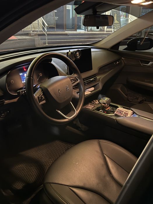 Hongqi eqm-5 qora 2024