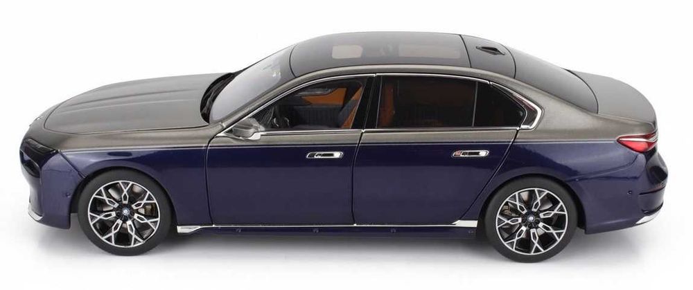 Macheta originala Bmw i7 G70 scara 1:18