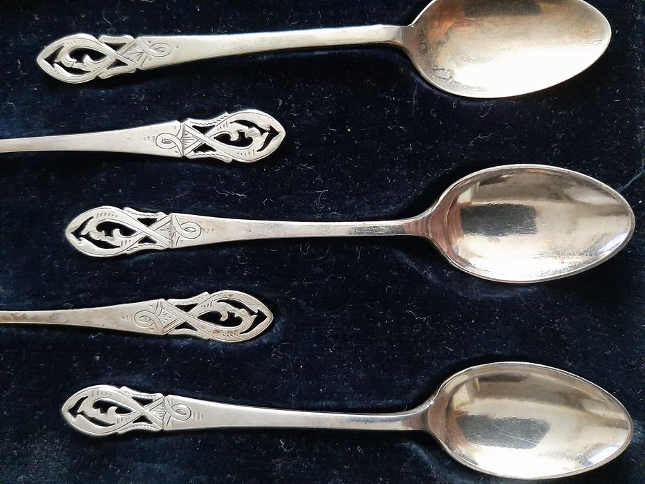 Lingurițe de ceai placate cu argint, în ambalajul original.