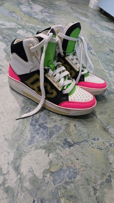 Различни дамски обувки