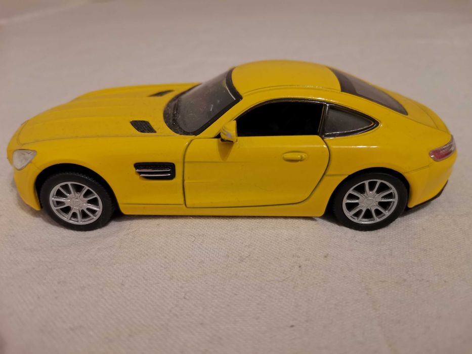 Продавам детски колички на производителите "Kinsmart" и "Welly"