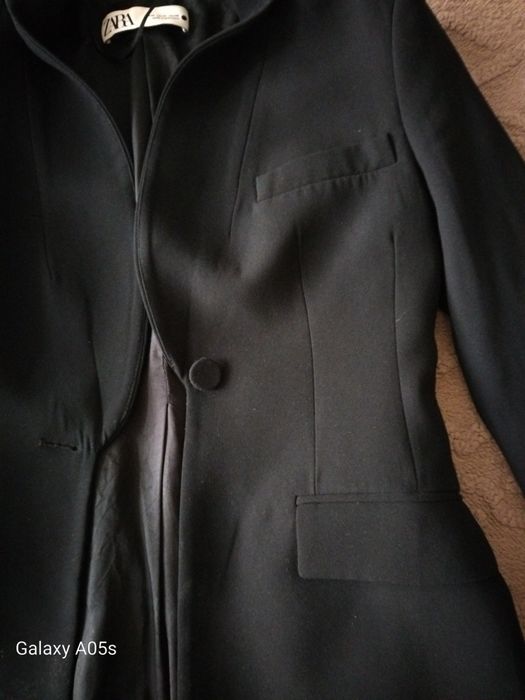 Елегантно черно дамско сако Зара