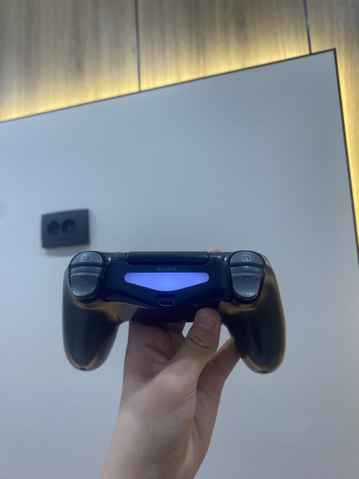 Продам джостик от пс4 идальном состояни