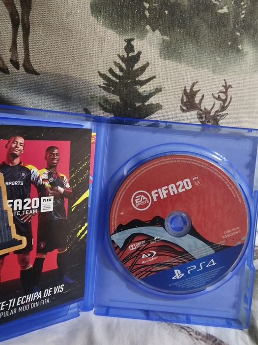 Vând FIFA 18,20,21