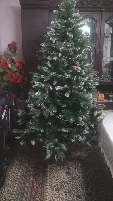 Ёлка премиум класса с шишками ягодами