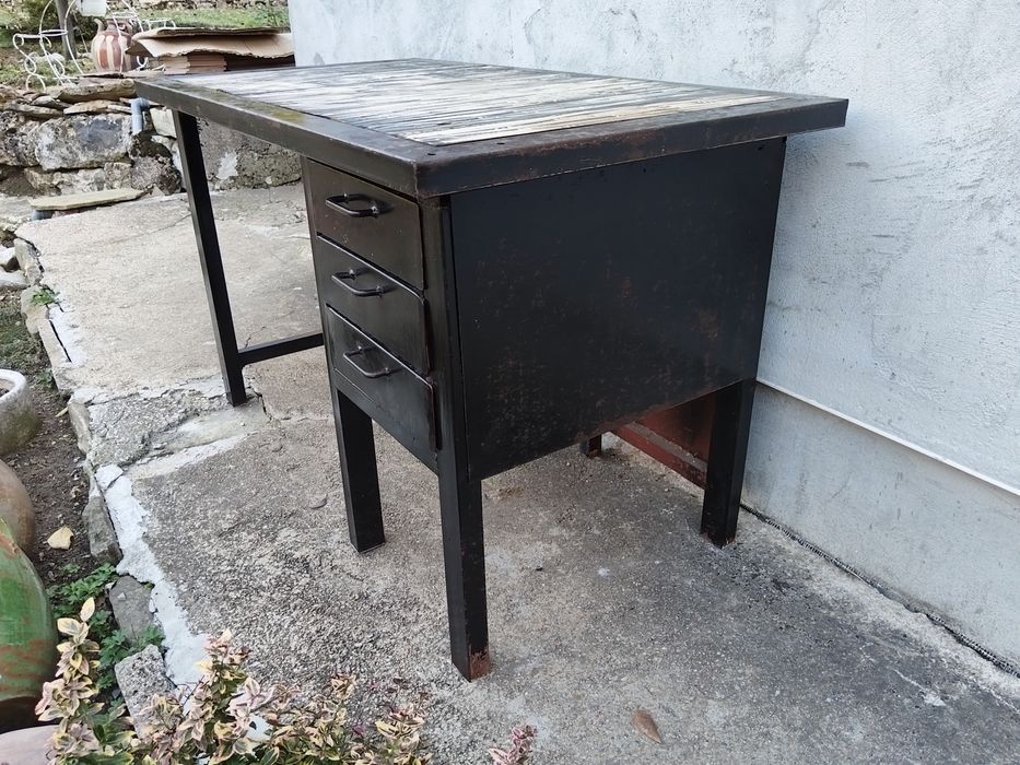 Стара Метална Масивна Работна Маса / 80кг.