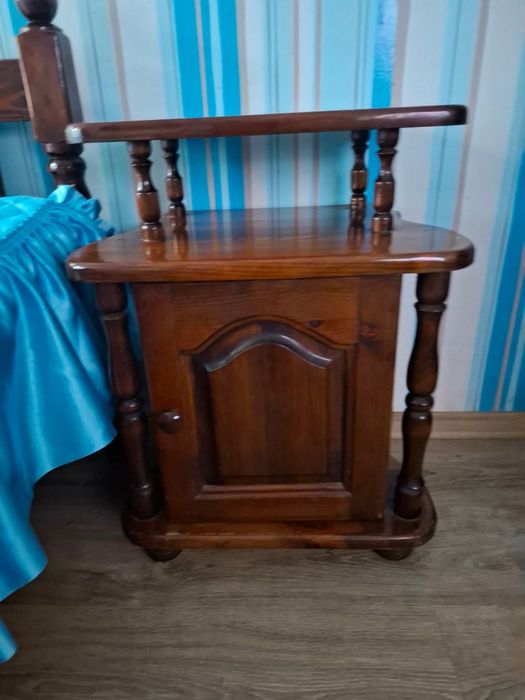 Продавам спален комплект от дърво с огледало и шкафче