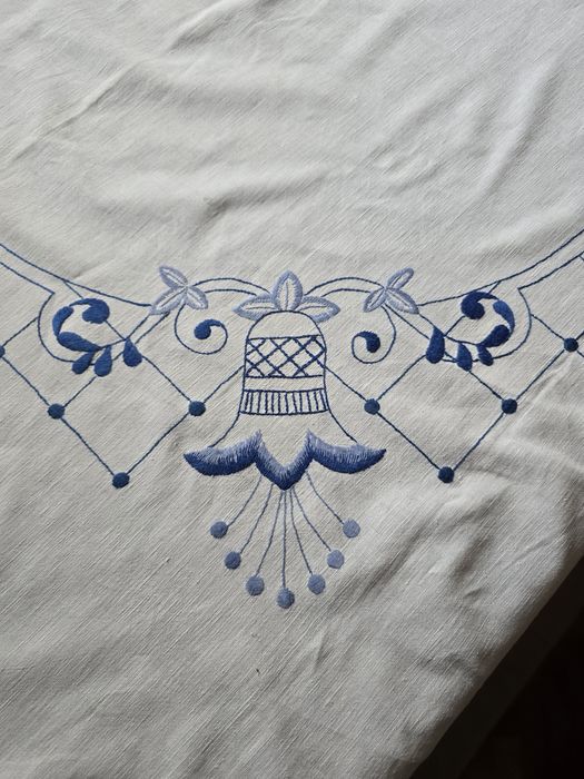 Винтидж ръчно бродирана покривка