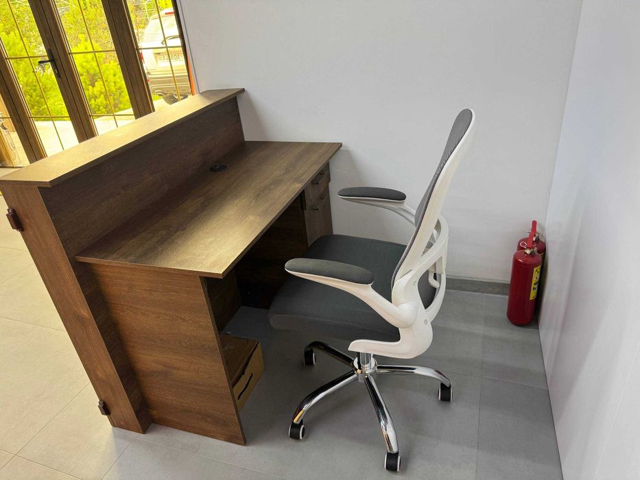 Сдается в аренду ресепшен рабочее место.