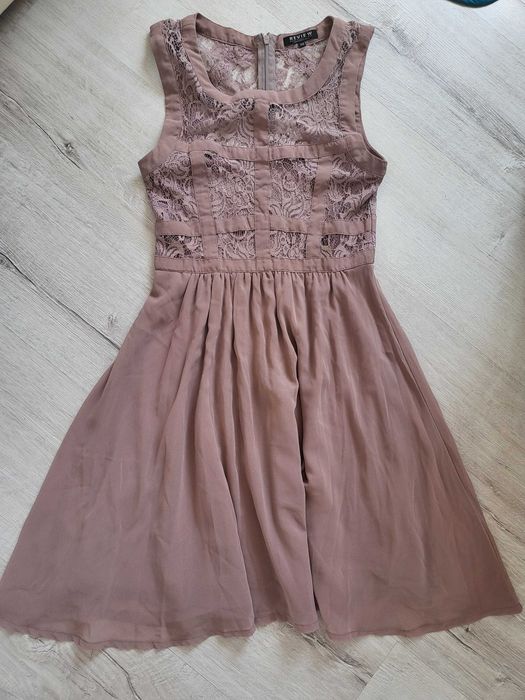 Бежова рокля Review