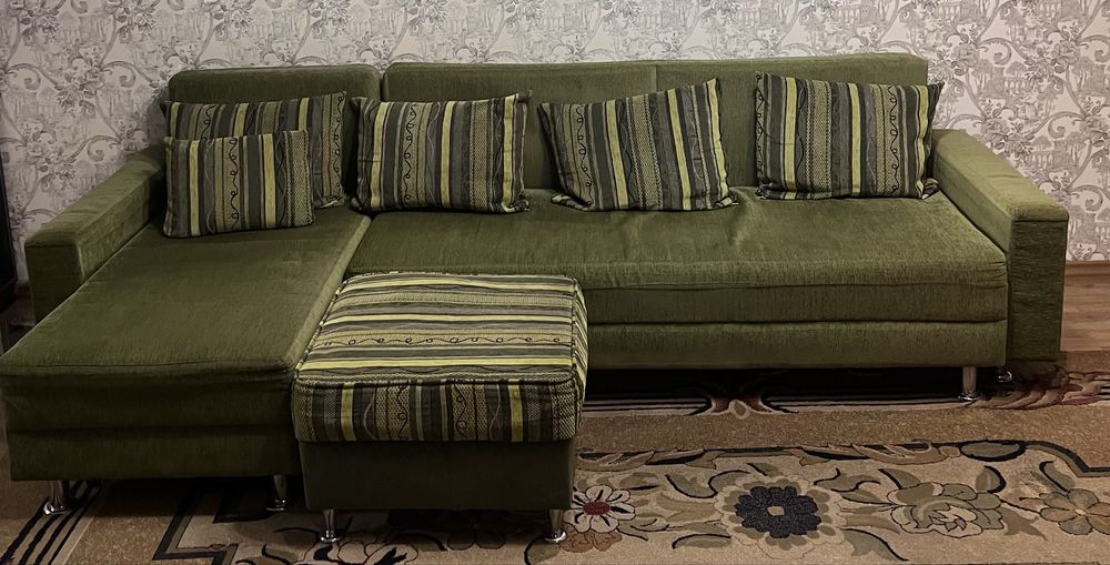 Диван угловой, пуфик