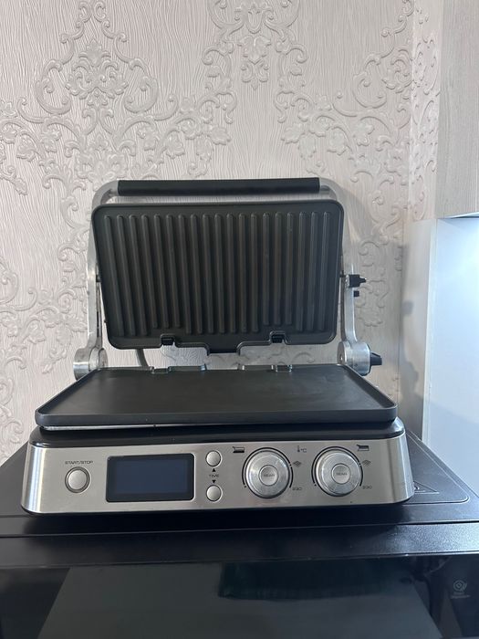 Продавам електрически грил Tefal OptiGrill Elite XL GC760D30