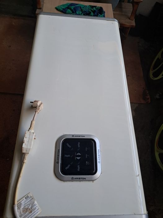 Продаю водонагреватель ariston б/у