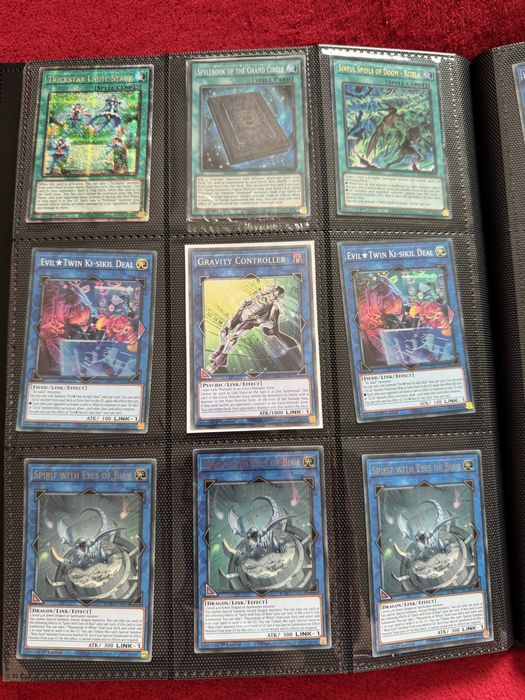 Yu-Gi-Oh карти.